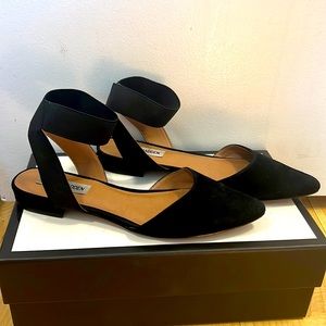 STEVE MADDEN ANKLE WRAP FLATS BLACK